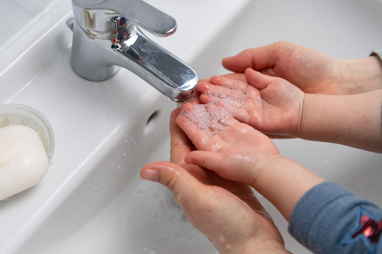 aptaclub-dach-m-mother-toddler-washings-hands-health-web