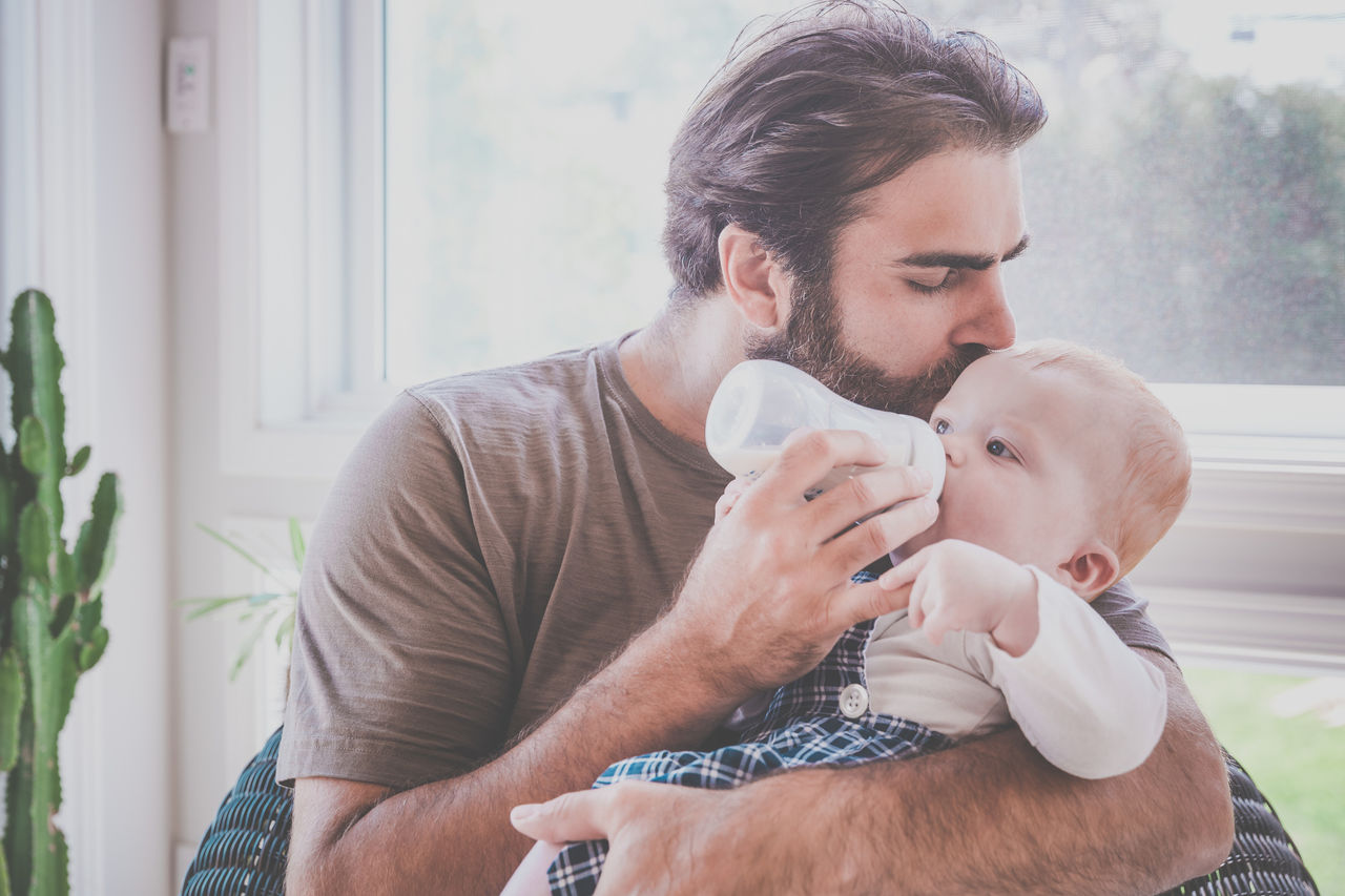 Vater füttert Baby mit Fläschchen