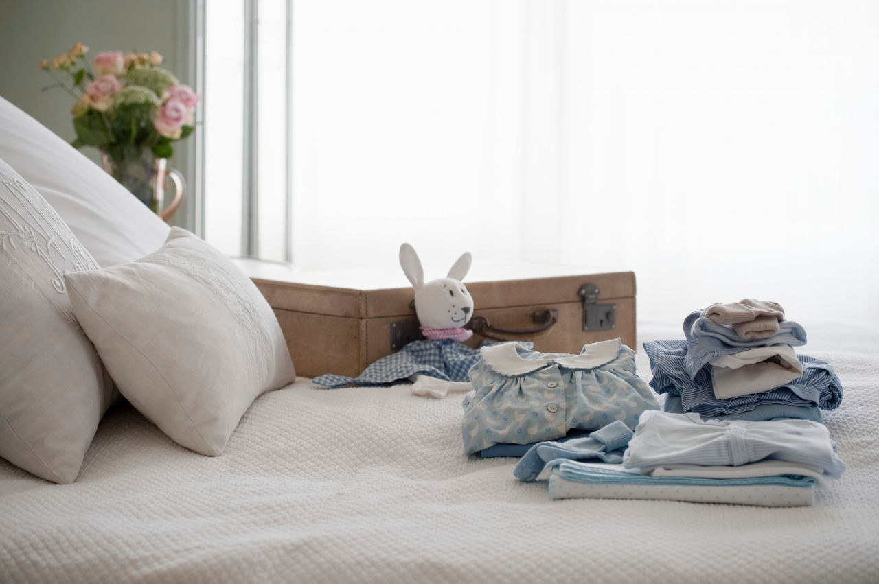 Bett mit Baby-Kleidung
