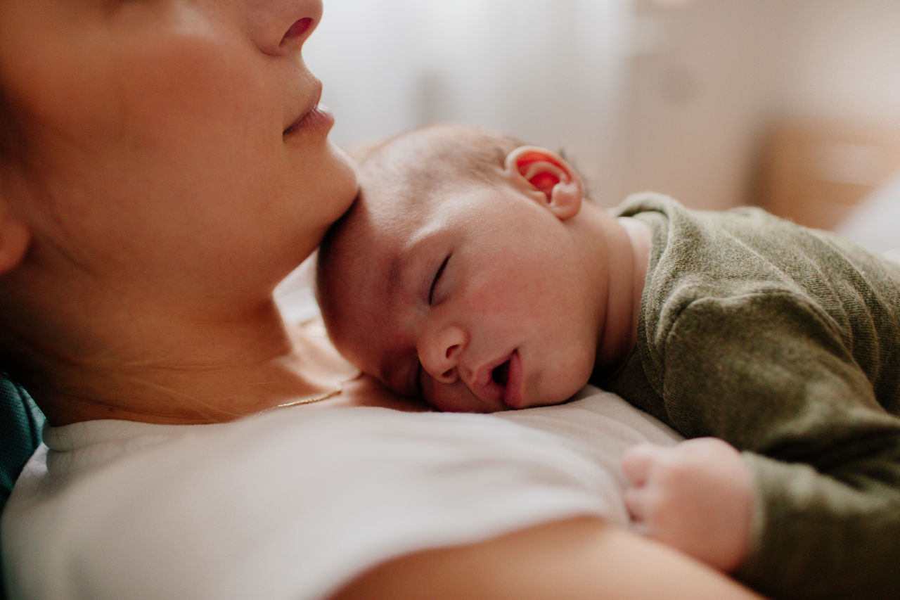 Schlafendes Baby bei Mutter
