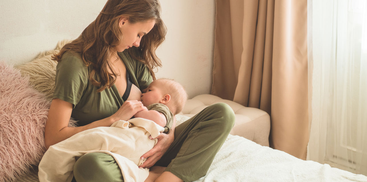 Mutter mit Baby beim Stillen