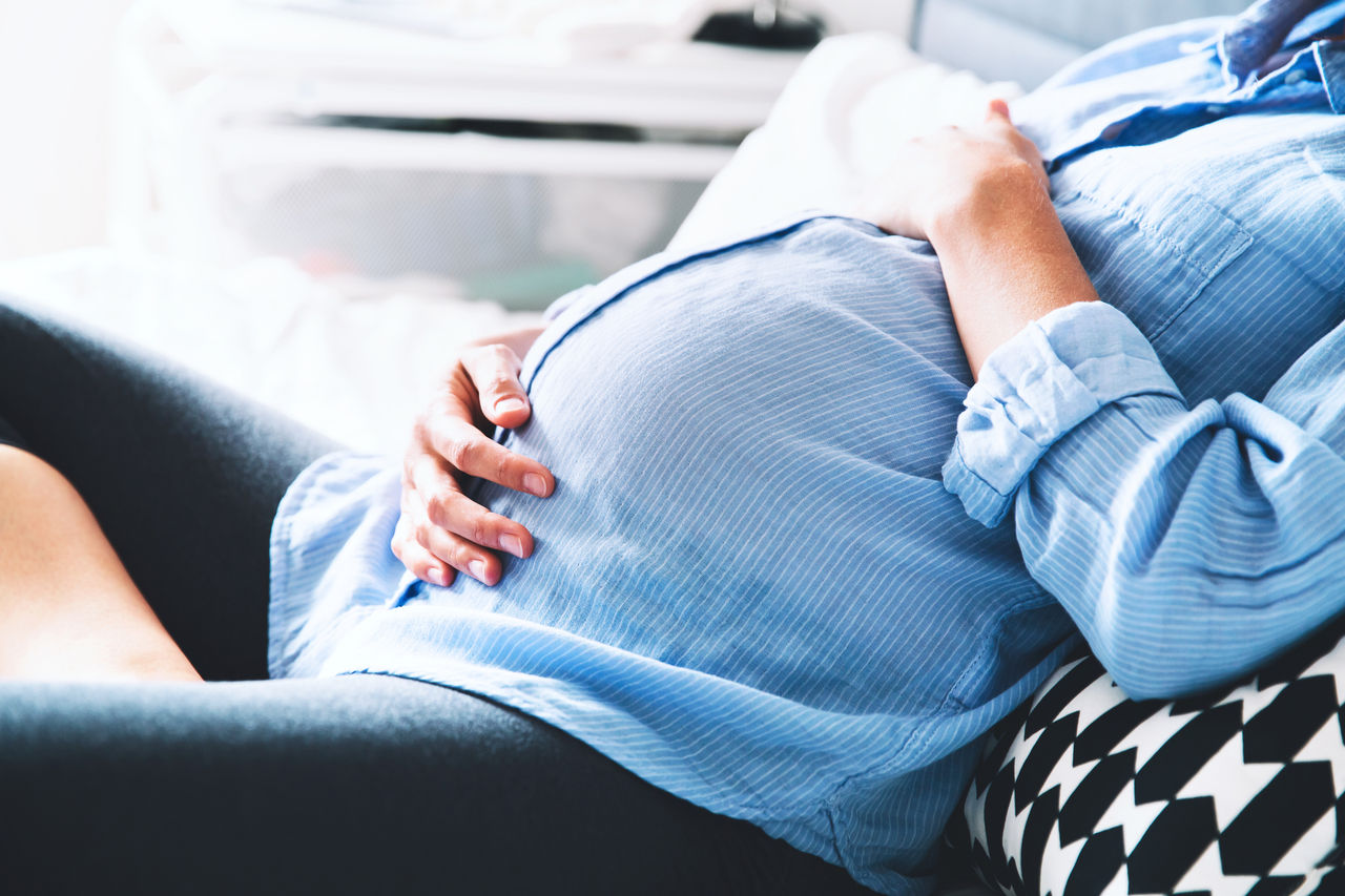 Schwangere hält Babybauch