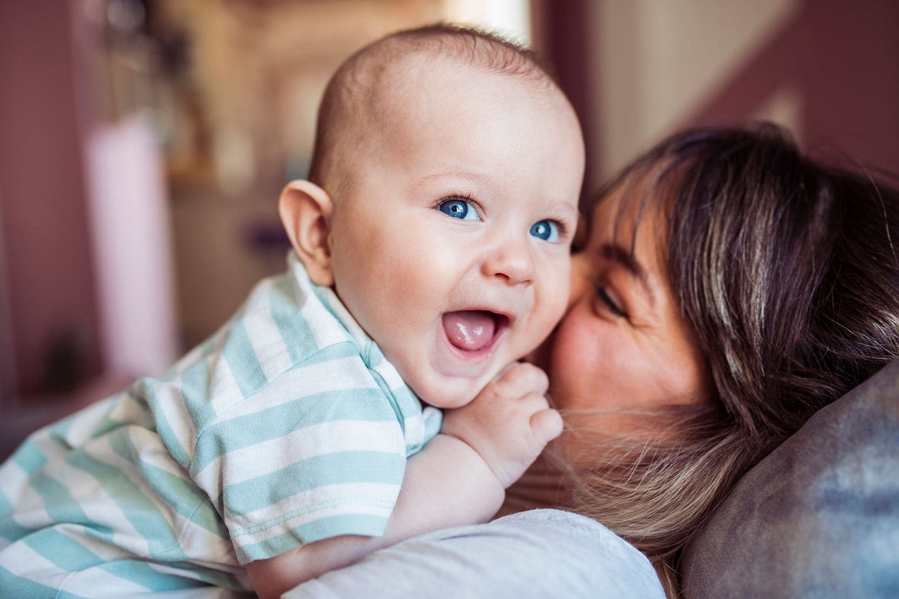 Mutter mit lachendem Baby