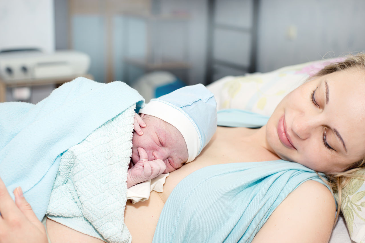 Mutter mit Neugeborenem im Krankenhaus