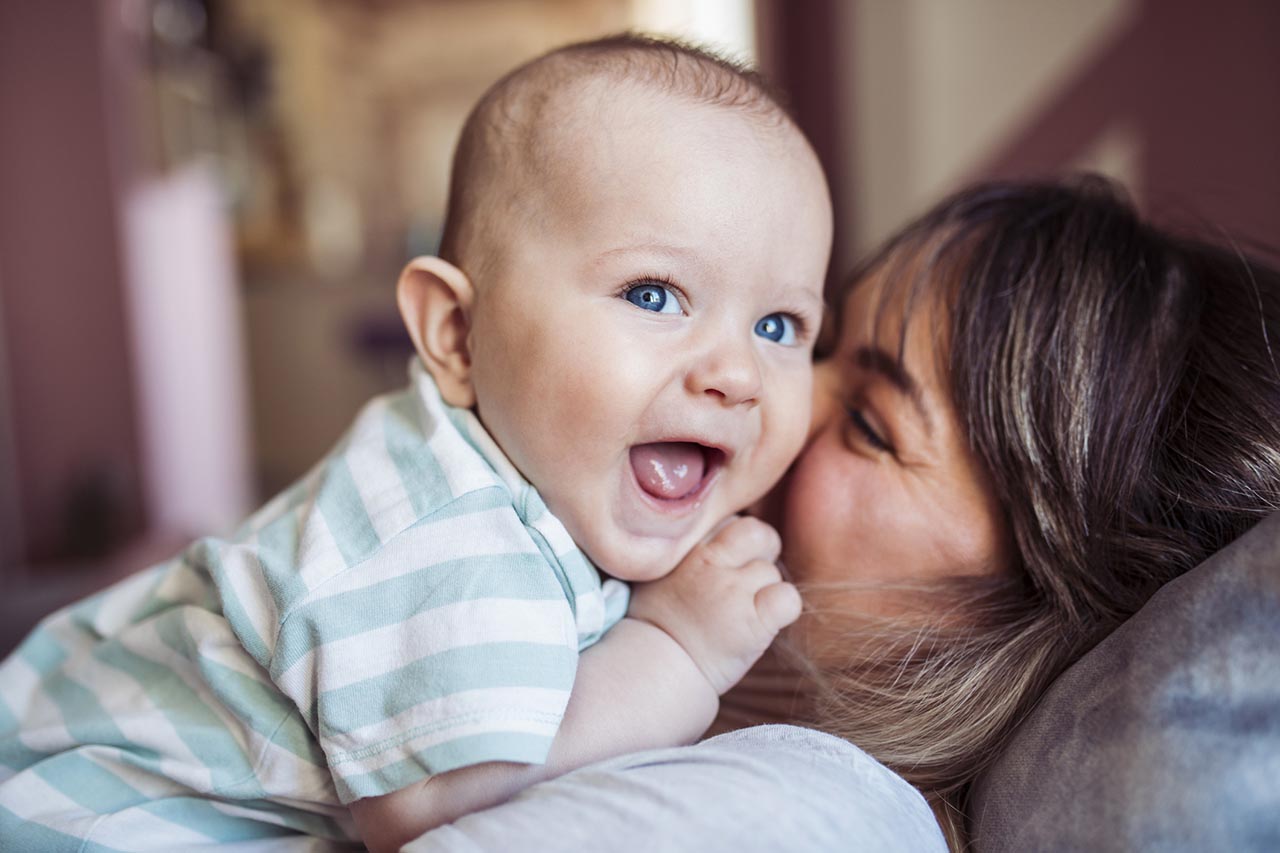 Mutter mit lachendem Baby